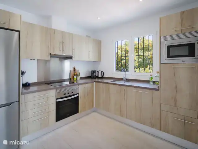 Villa Entre Pinos | Espagne, Costa Blanca, Jávea - villa Une cuisine moderne avec tout l'équipement nécessaire dont un lave-vaisselle.