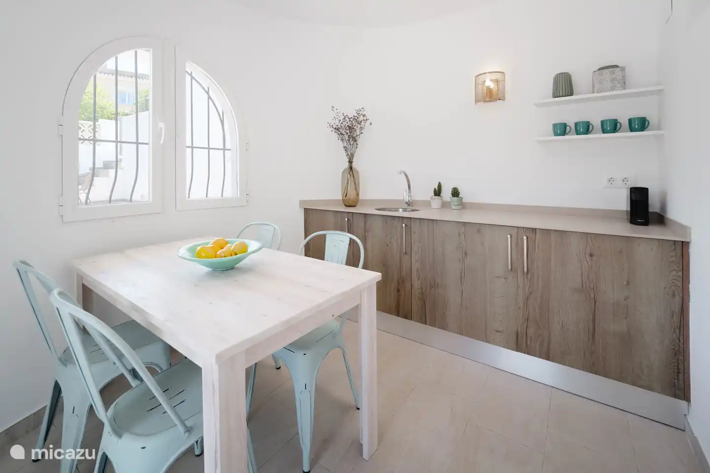 Die Villa verfügt über eine geräumige untere Etage mit einer Speisekammer, die mit einer Kaffeeecke ausgestattet ist.