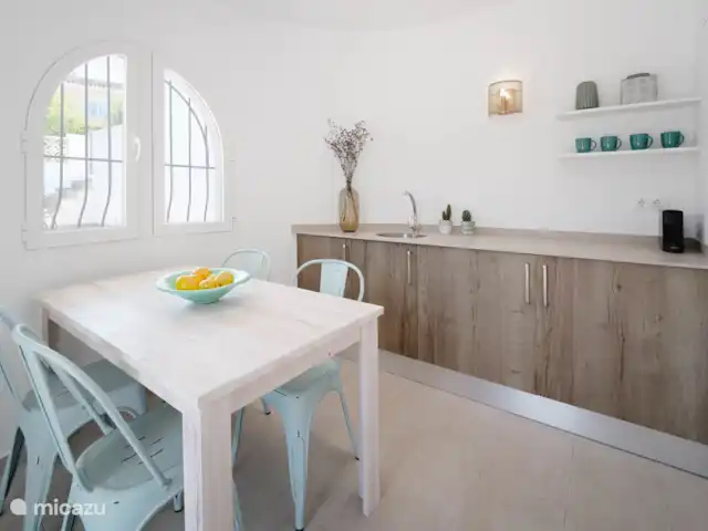 Villa Entre Pinos | Espagne, Costa Blanca, Jávea - villa La villa dispose d'un étage inférieur spacieux avec un garde-manger avec un coin café.
