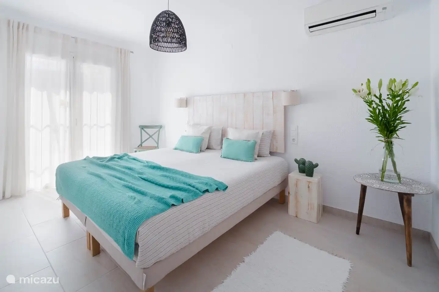 Das Hauptschlafzimmer mit eigenem Bad.