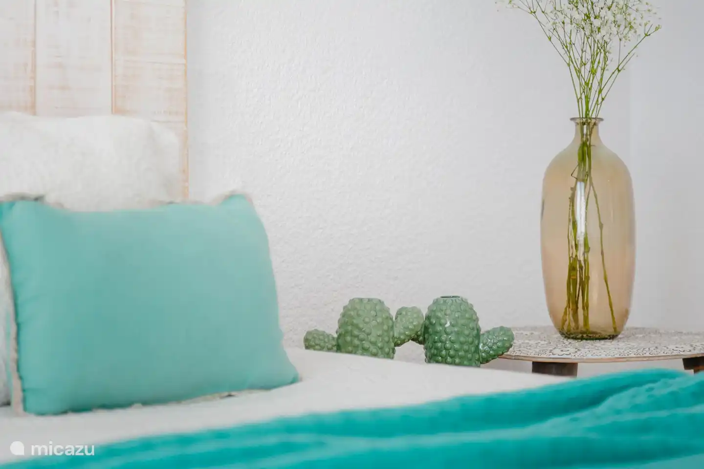 Hauptschlafzimmer mit edlen Möbeln und Terrassentüren zur Terrasse.