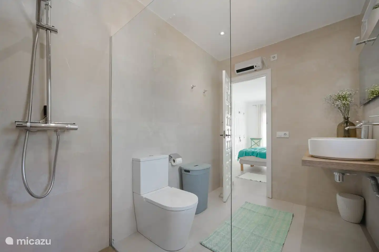 Das große Hauptschlafzimmer verfügt über ein modernes Bad en Suite.