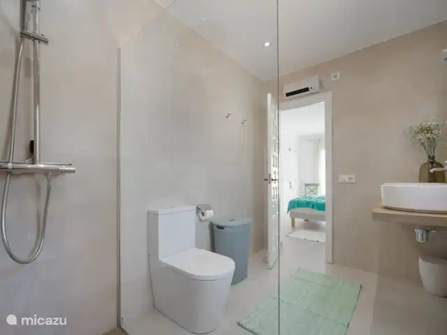 Villa Entre Pinos | Espagne, Costa Blanca, Jávea - villa La grande chambre principale dispose d'une salle de bains moderne.