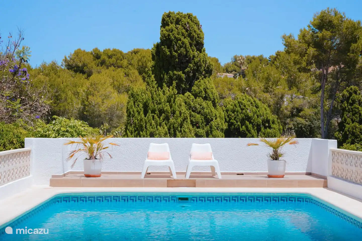 Faulenzen Sie am Pool auf einer der Sonnenliegen.