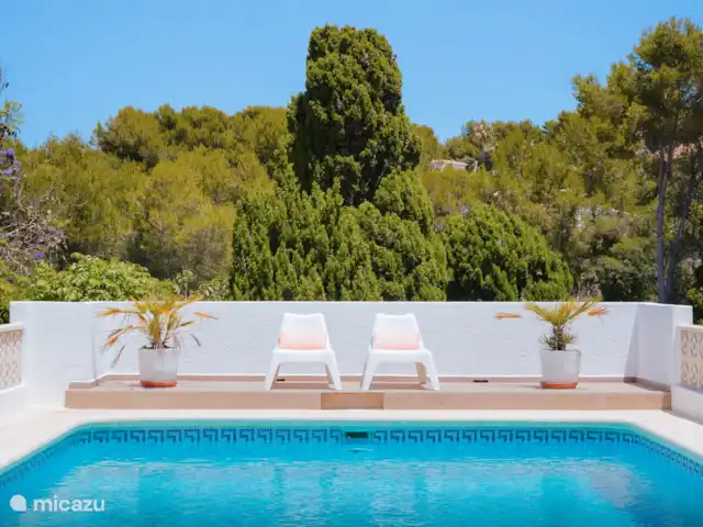 Villa Entre Pinos | Espagne, Costa Blanca, Jávea - villa Prélassez-vous au bord de la piscine sur l'un des transats.