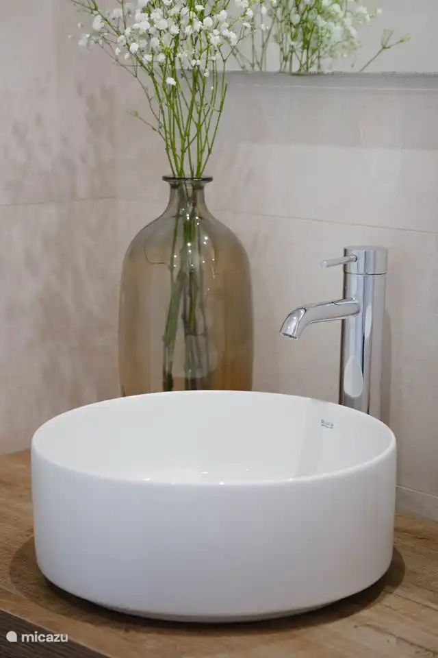 Modernes Waschbecken im Badezimmer des Hauptschlafzimmers.