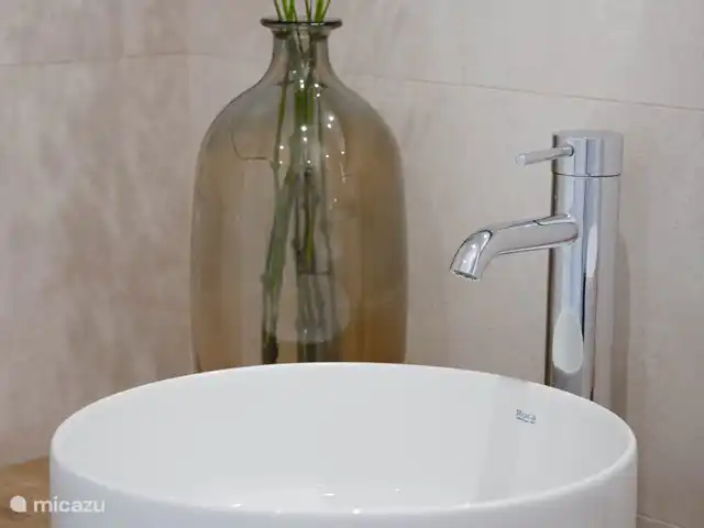 Villa Entre Pinos | Espagne, Costa Blanca, Jávea - villa Lavabo moderne dans la salle de bain de la chambre principale.