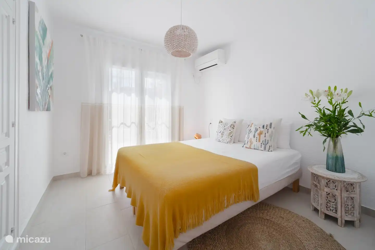 Geräumiges Schlafzimmer mit Doppelbett und Terrassentüren zur Terrasse.