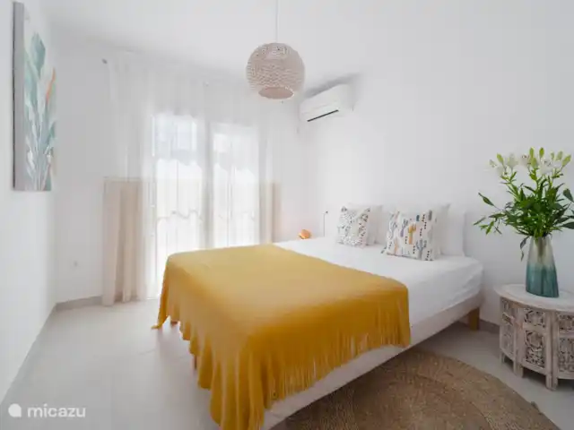 Villa Entre Pinos | Espagne, Costa Blanca, Jávea - villa Chambre spacieuse avec un lit double et des portes-fenêtres donnant sur la terrasse.