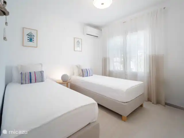 Villa Entre Pinos | Espagne, Costa Blanca, Jávea - villa Chambre spacieuse avec deux lits simples et accès à une deuxième salle de bain moderne.