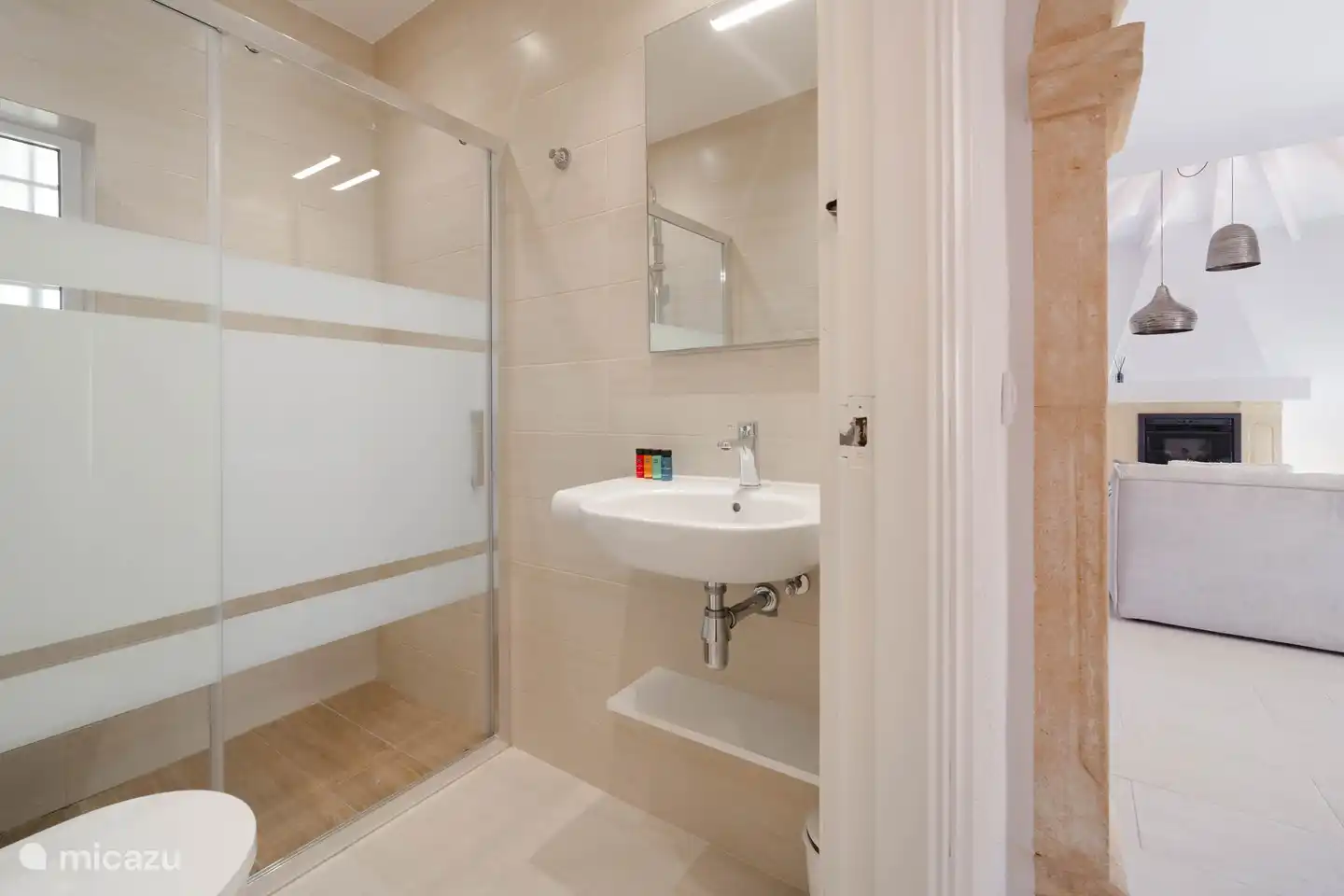 Ein modernes zweites Badezimmer mit Toilette, Dusche und Waschbecken.