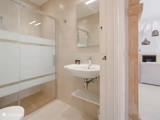 Villa Entre Pinos | Espagne, Costa Blanca, Jávea - villa Une deuxième salle de bain moderne avec WC, douche et lavabo.