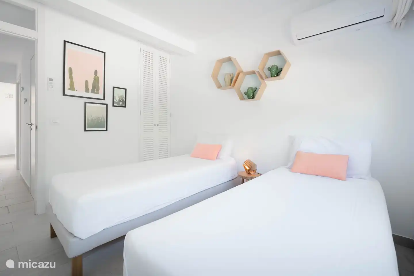 Geräumiges Schlafzimmer mit zwei Einzelbetten mit großem, modernem Badezimmer und separater Toilette.