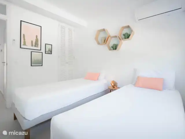 Villa Entre Pinos | Espagne, Costa Blanca, Jávea - villa Chambre spacieuse avec deux lits simples avec grande salle de bain moderne et toilettes séparées.