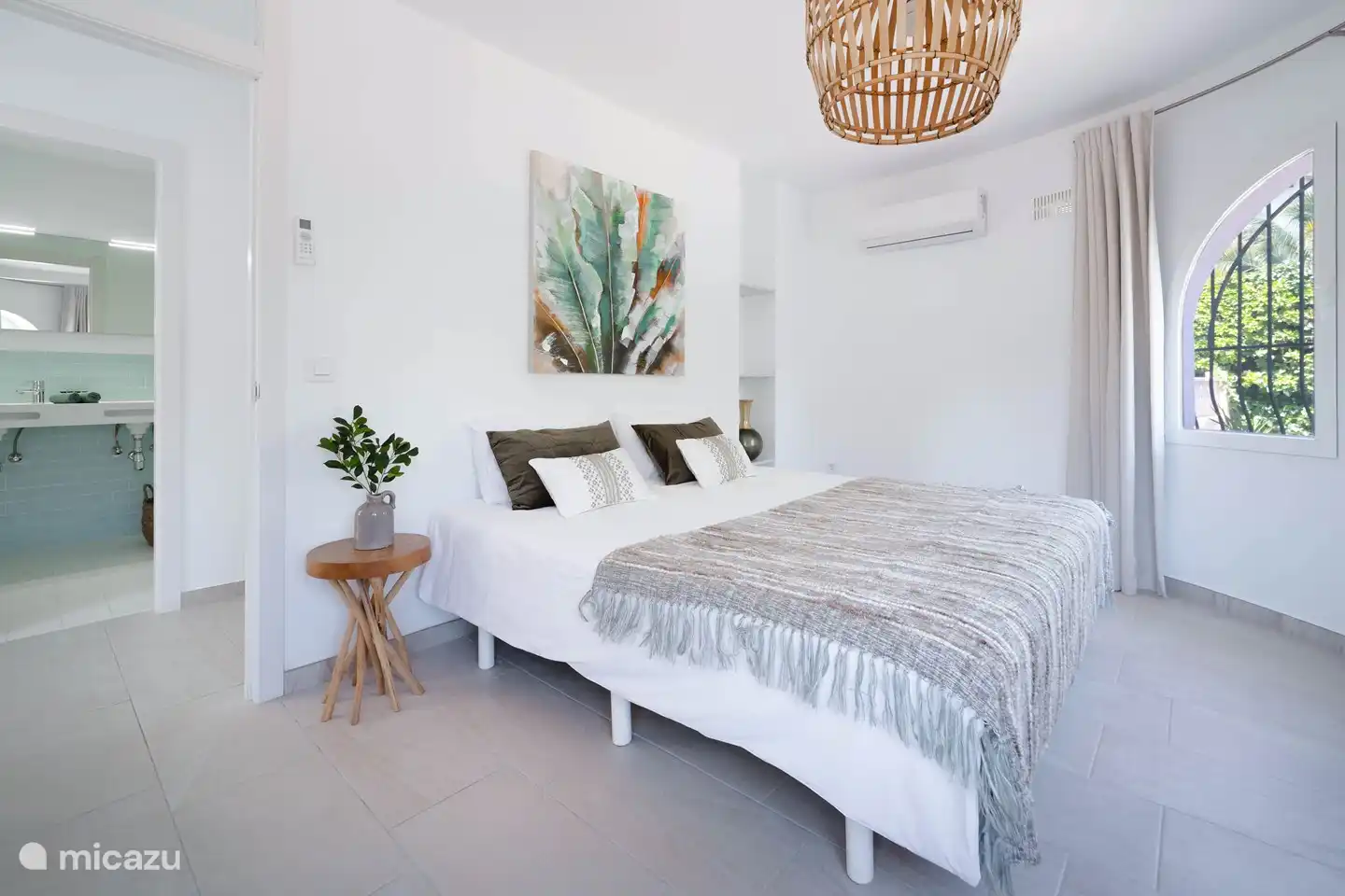 Geräumiges Schlafzimmer mit einem Doppelbett mit geräumigem Badezimmer.