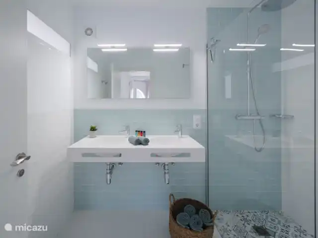 Villa Entre Pinos | Espagne, Costa Blanca, Jávea - villa Une salle de bain spacieuse avec deux lavabos et une douche.