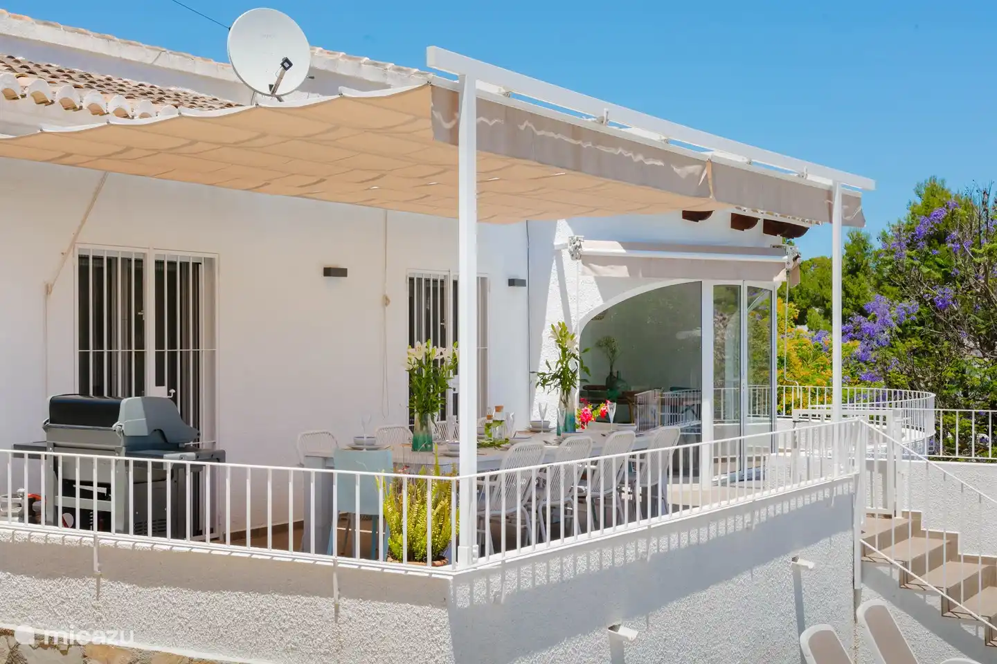 Gemütliches Grillen und Speisen auf der großen Terrasse am Haus.