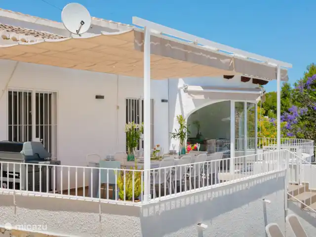 Villa Entre Pinos | Espagne, Costa Blanca, Jávea - villa Barbecue confortable et salle à manger sur la grande terrasse de la maison.