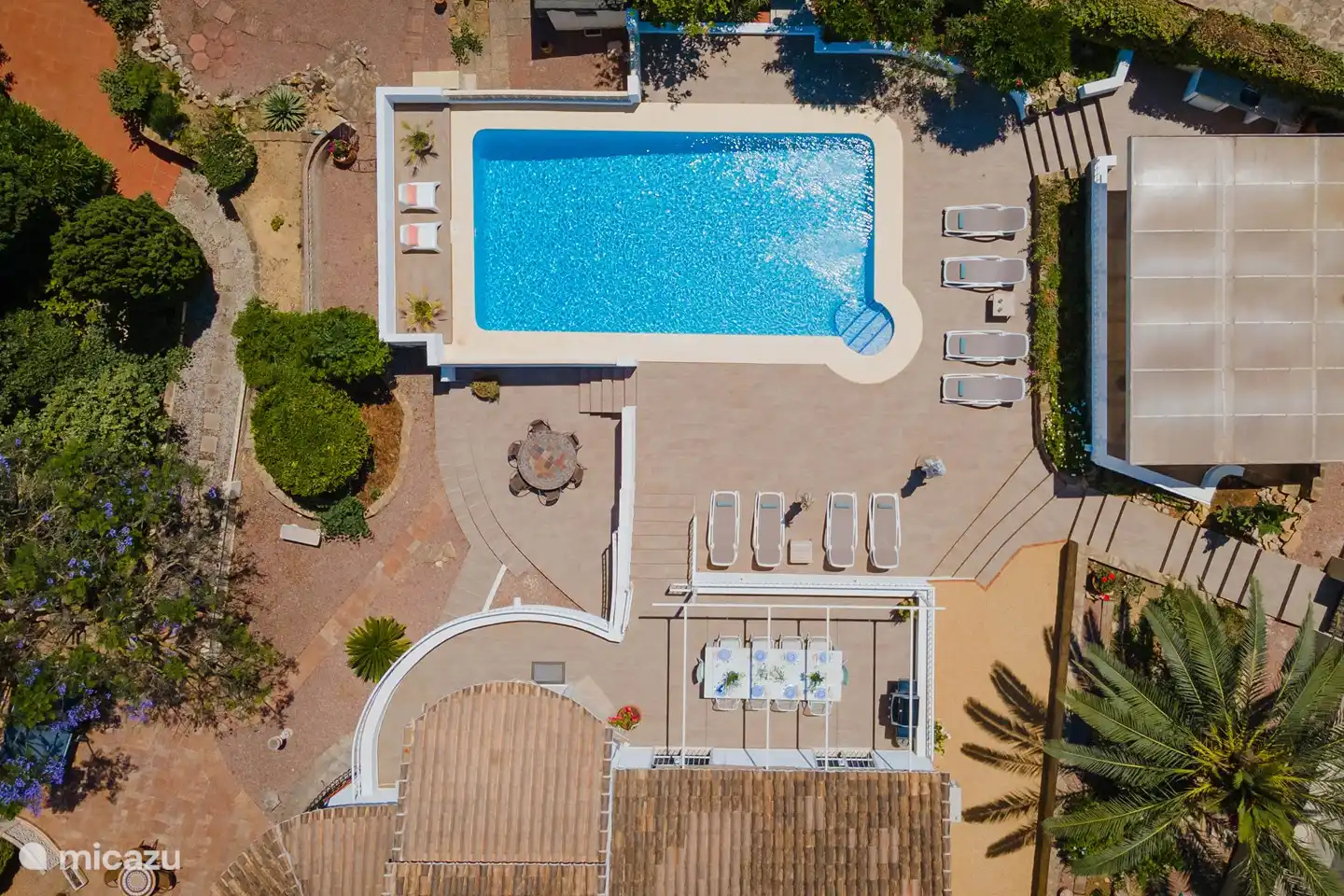 Die Villa ist umgeben von einem mediterranen, sonnendurchfluteten Garten mit vielen Terrassen und überraschenden Ecken.