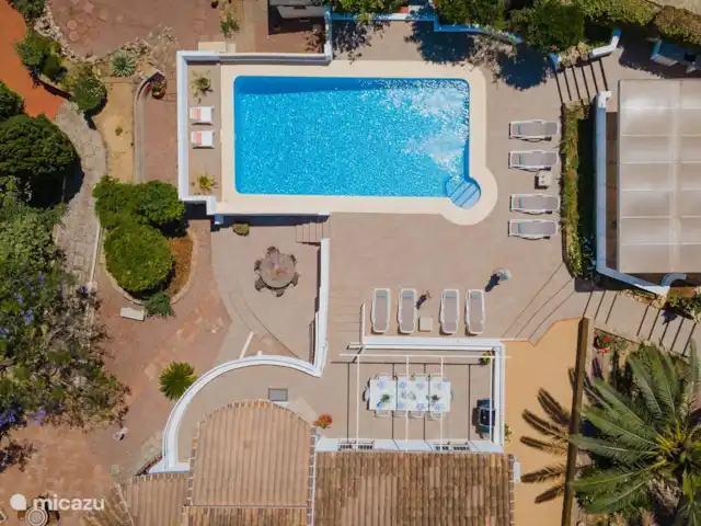 Villa Entre Pinos | Espagne, Costa Blanca, Jávea - villa La villa est entourée d'un jardin méditerranéen baigné de soleil avec de nombreuses terrasses et recoins surprenants.
