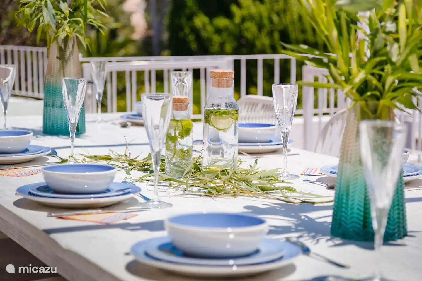 Ein geräumiger Esstisch, an dem köstliche Gerichte genossen werden können.