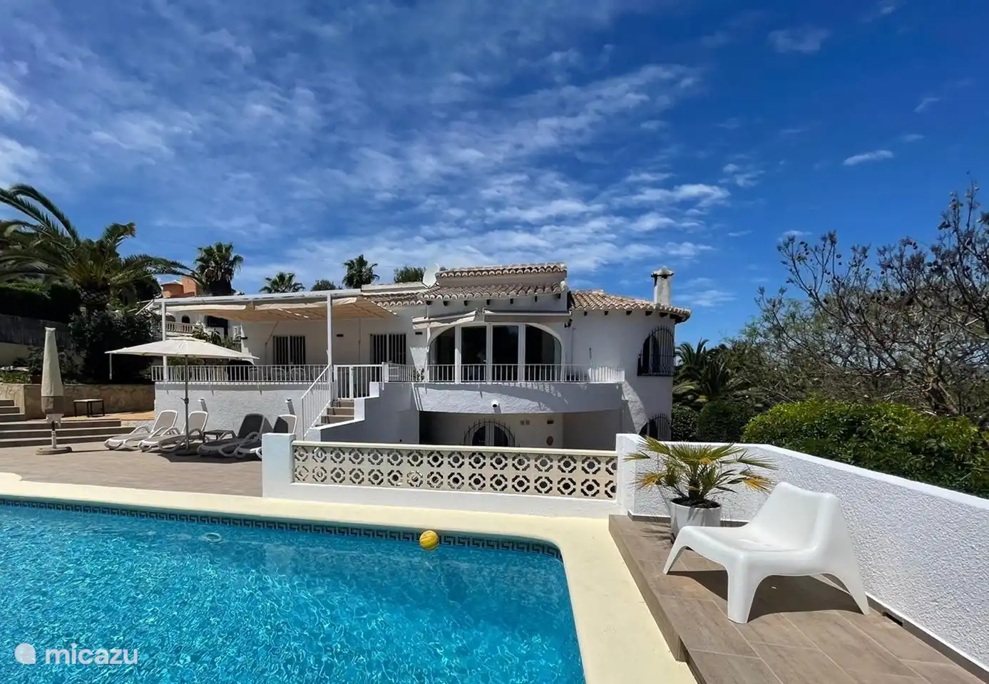 Herrlich im Grünen gelegene, schöne Villa mit großem beheiztem Privatpool im familiären Badeort Jávea.