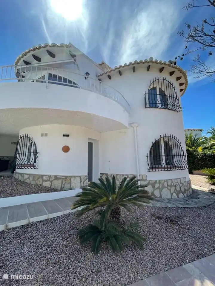 Villa Entre Pinos, eine schöne weiße Villa mit zwei Etagen.