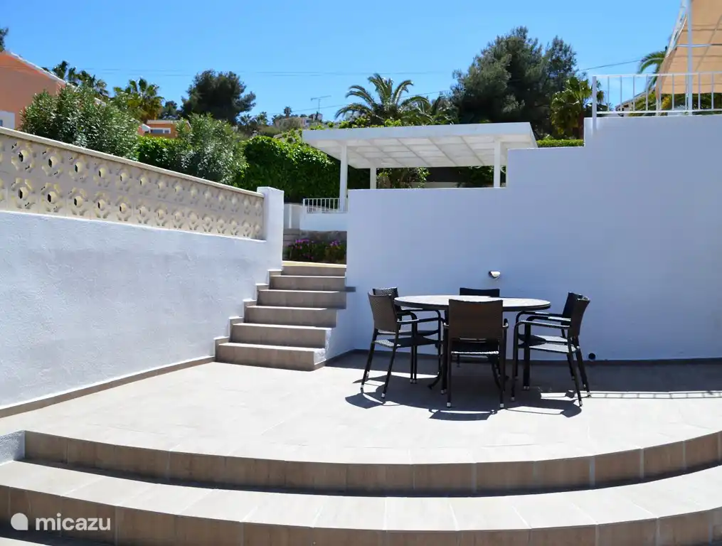 Eine wunderbar ausgestattete, luxuriöse und saubere Ferienvilla in einer ruhigen Gegend von Javèa, an Terrassenflächen mangelt es sicherlich nicht.