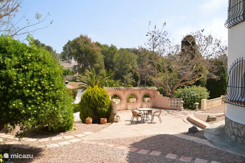 Eine weitere Terrasse im schönen großen Garten, wo Sie die Sonne genießen können.