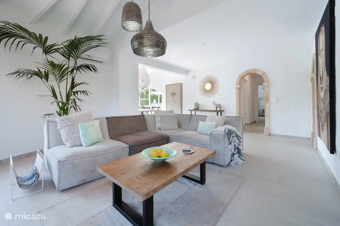 Ein gemütlich eingerichtetes Wohnzimmer mit vielen Sitzmöglichkeiten.