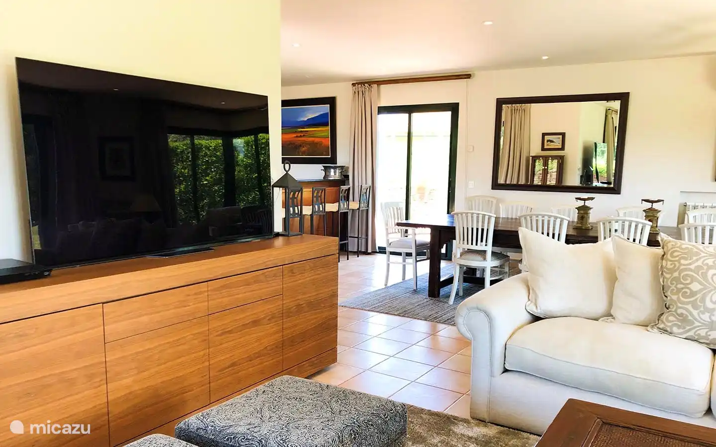 schöner Fernseher mit allen erdenklichen Kanälen und Filmen