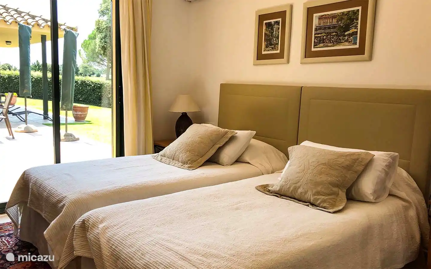 eines der beiden Doppelzimmer im Erdgeschoss, direkter Zugang zu Terrasse und Garten