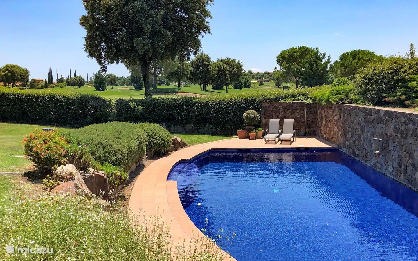 schöner Blick auf den Pool und den Golfplatz