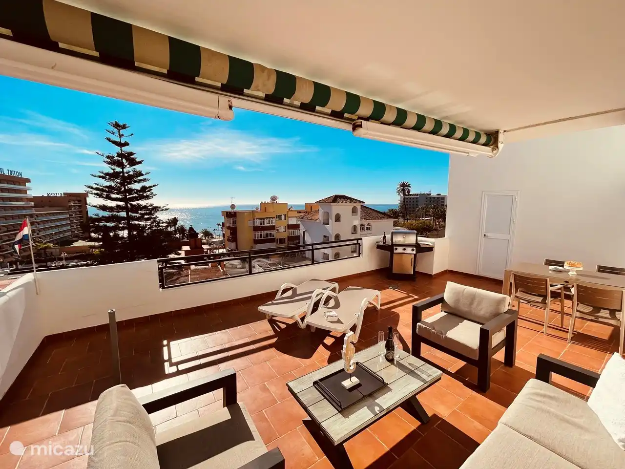 Het prachtige, ruime terras om te eten of te chillen en laat het prachtig uitzicht op u inwerken