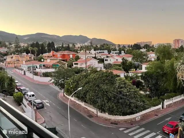 Location de Vacances Espagne, Costa del Sol, Benalmádena, appartement - Plage de Benalmadena Vue depuis la deuxième terrasse où l'on voit le quartier et les montagnes