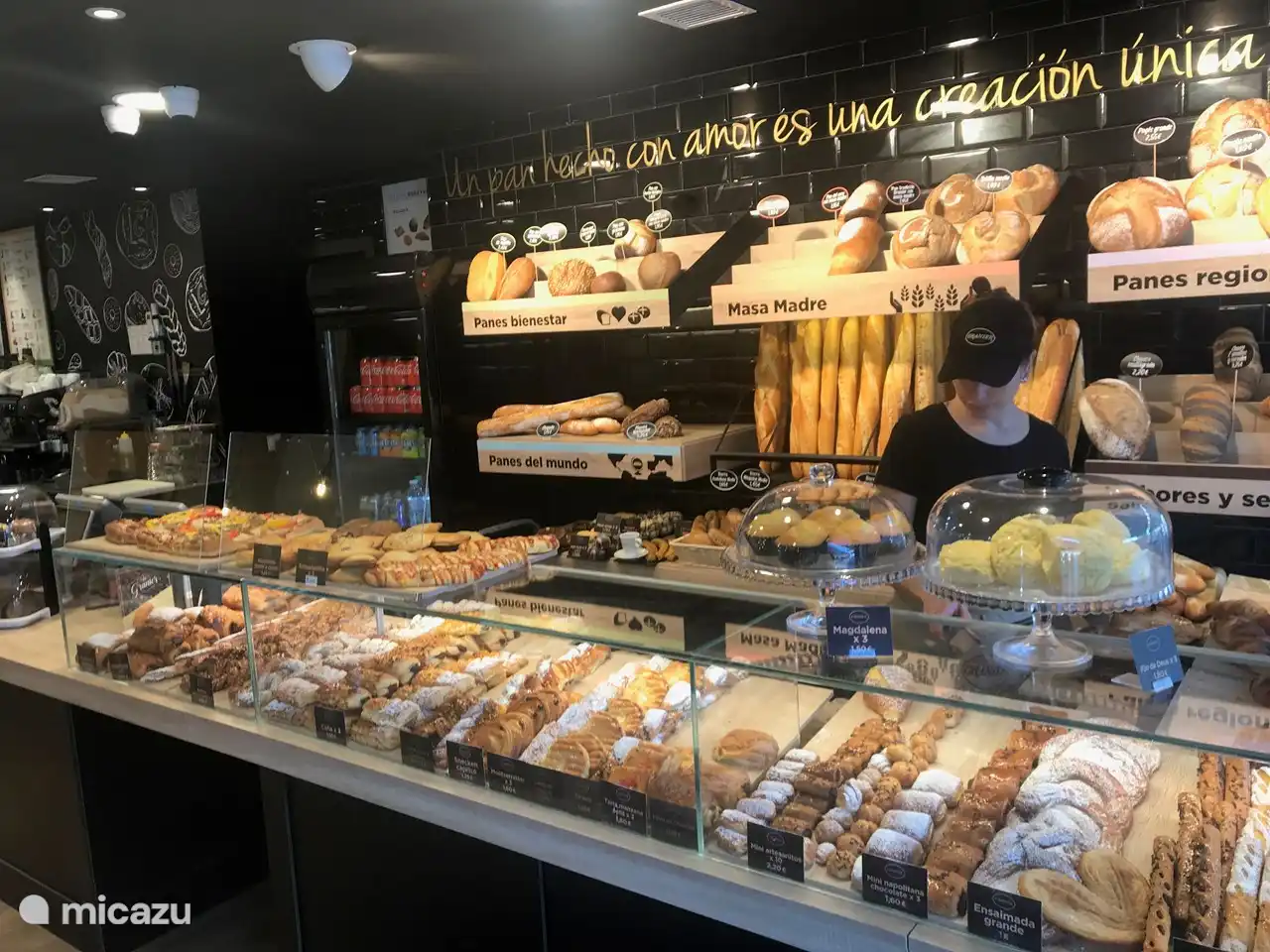 De warme bakker op twee minuten lopen van het appartement voor heerlijk brood en gebak