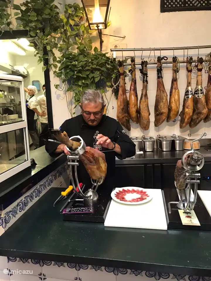 De beroemde Iberico ham vers gesneden van het been