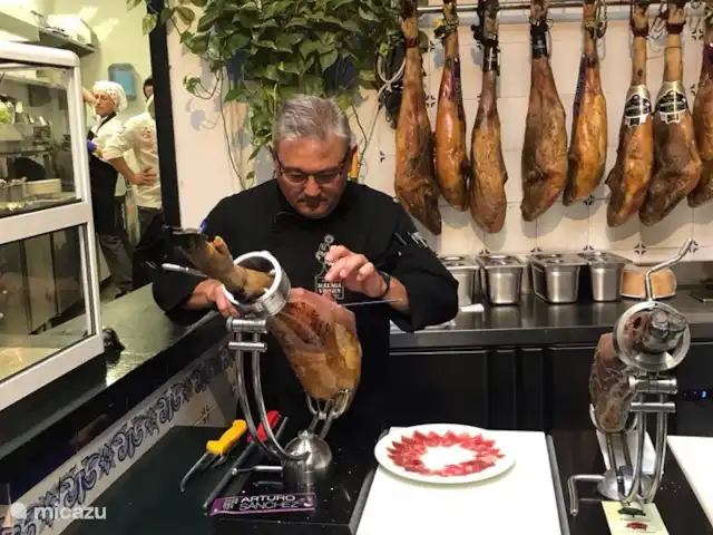 Location de Vacances Espagne, Costa del Sol, Benalmádena, appartement - Plage de Benalmadena Le célèbre jambon ibérique fraîchement coupé de l'os