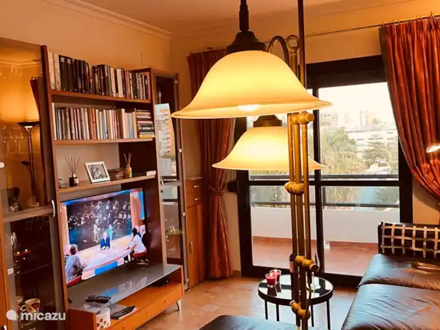 Location de Vacances Espagne, Costa del Sol, Benalmádena, appartement - Plage de Benalmadena Le salon attrayant avec un canapé relaxant et une télévision avec accès à Internet, alors diffusez simplement