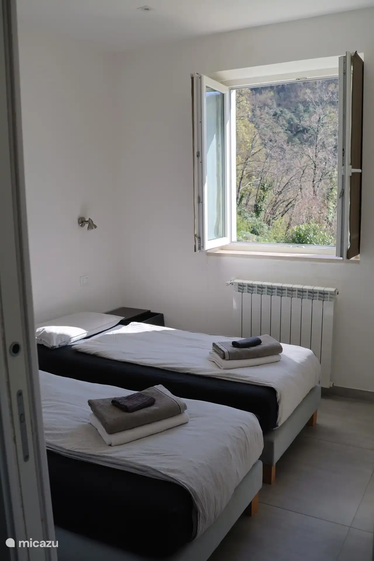 slaapkamer 3 met 2 eenpersoons bedden van elk 80x200
