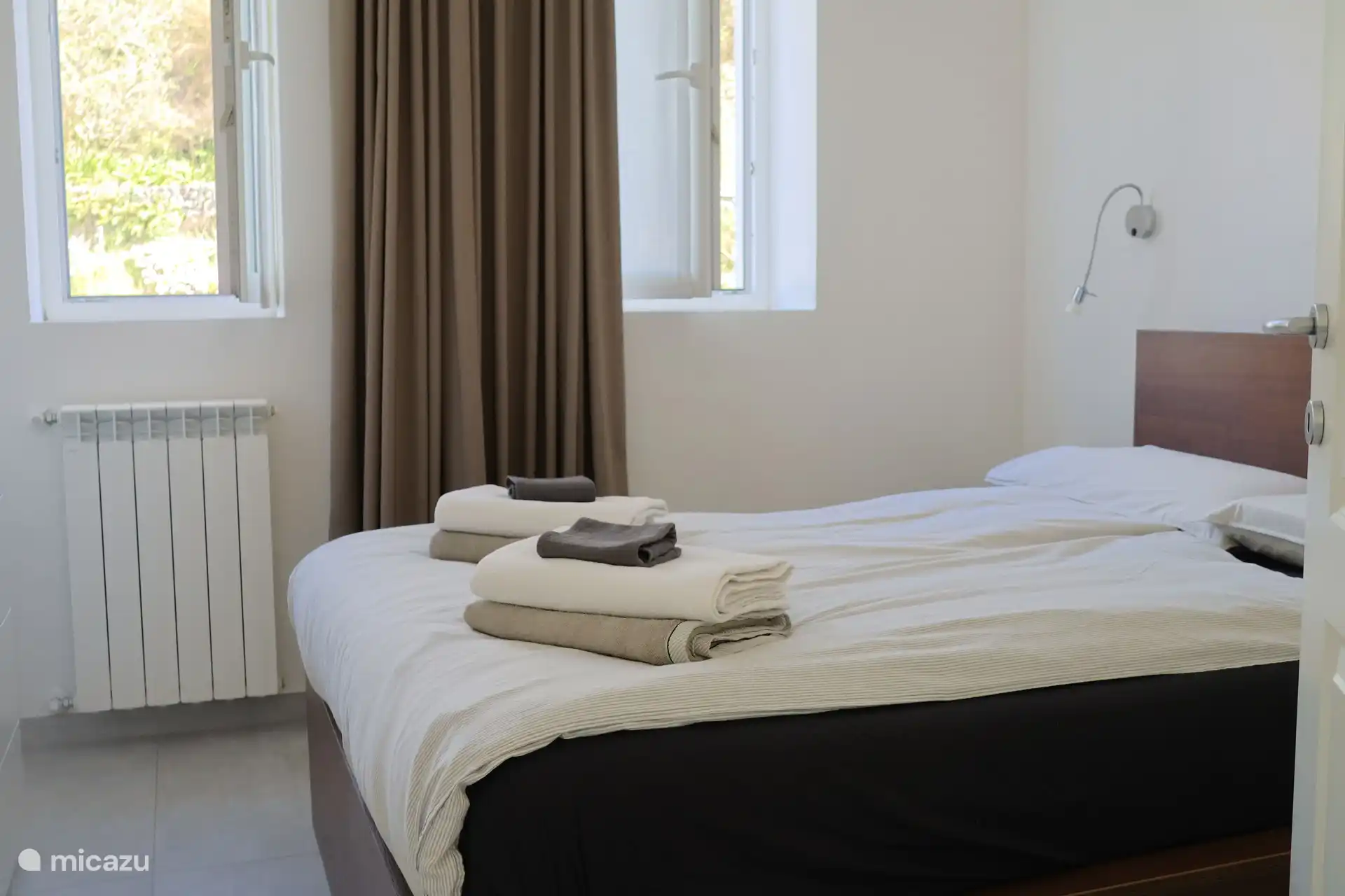 slaapkamer 2 met bed van 140 x 200