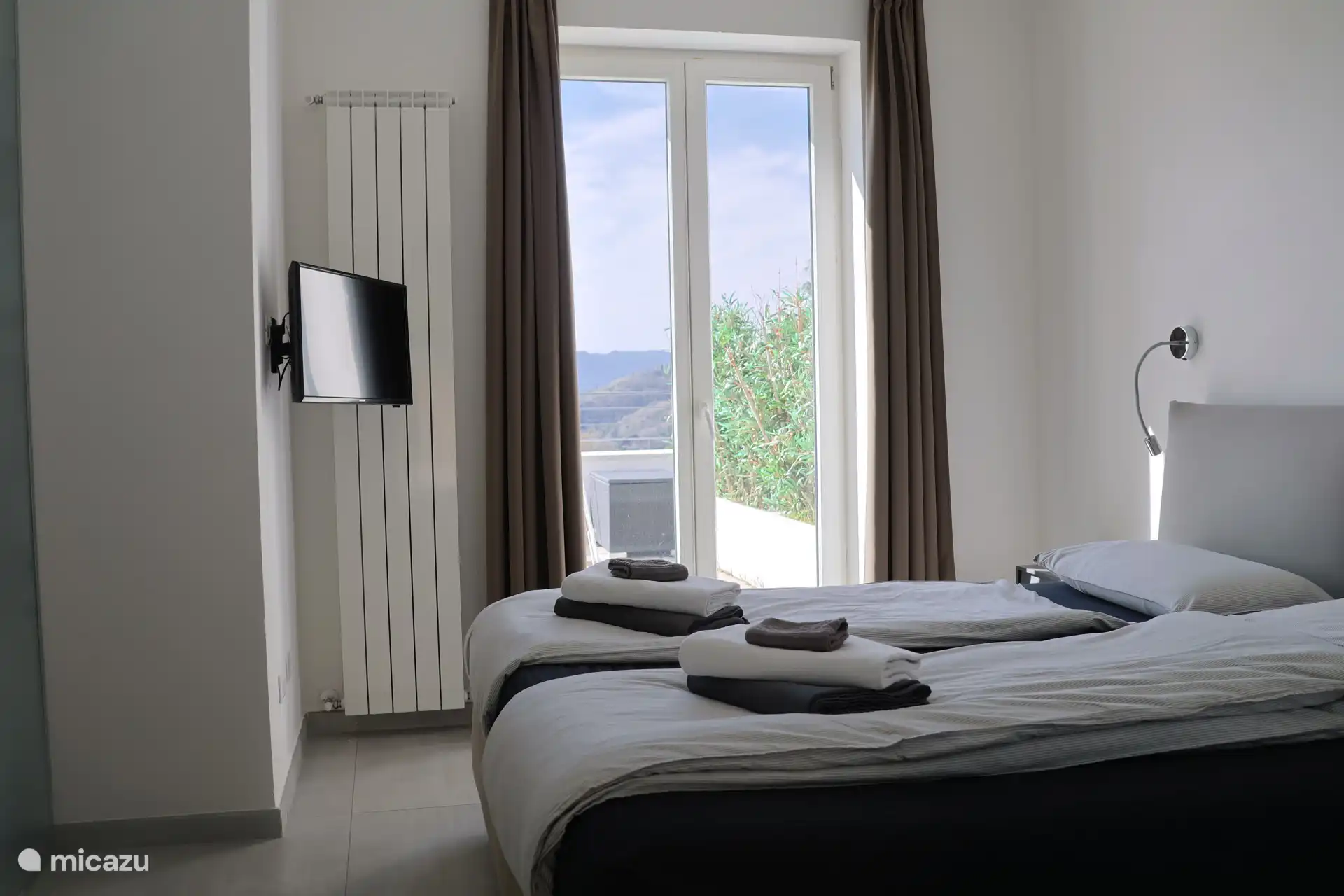 Masterbedroom met bed van 180 x 200 en en-suite badkamer