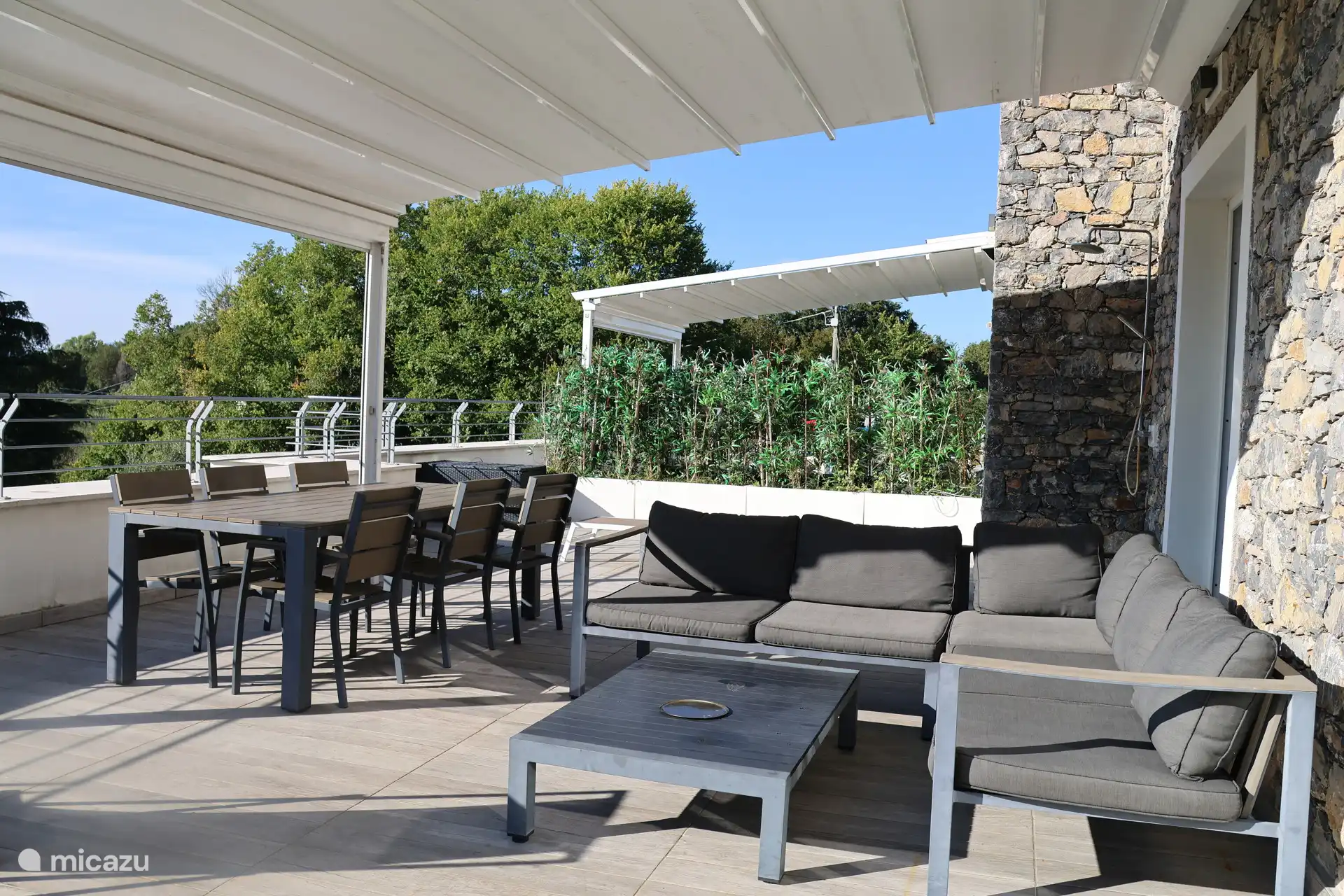 Prive terras van 100m2
