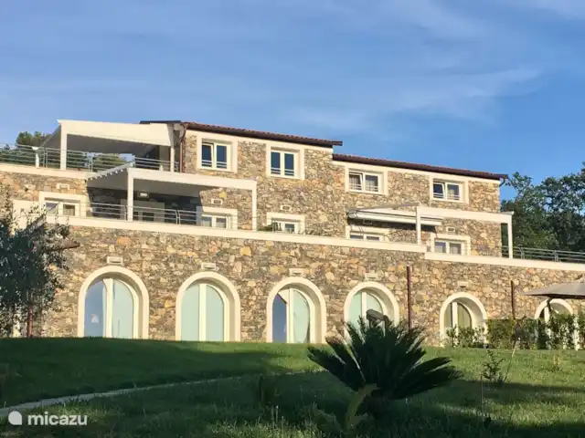 Lerici - Cinque Terre - Toscane No.3 | Italie, Ligurie, Lerici - appartement La maison avec appartement sur la droite avec grande terrasse