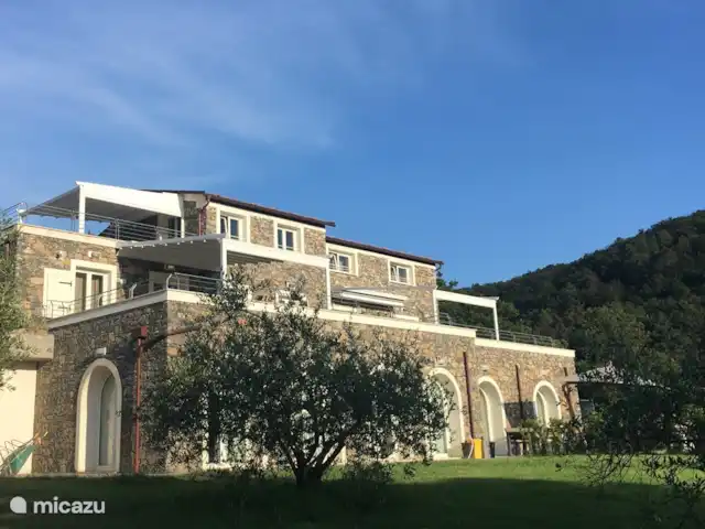 Lerici - Cinque Terre - Toscane No.3 | Italie, Ligurie, Lerici - appartement La maison avec appartement sur la droite avec terrasse