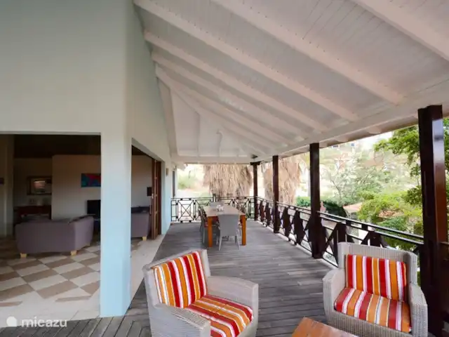 Villa XXL sur la plage de Blue Bay | Curaçao, Curaçao-Centre, Blue Bay - villa Le salon, le bar et la cuisine ouverte forment un tout avec la véranda !