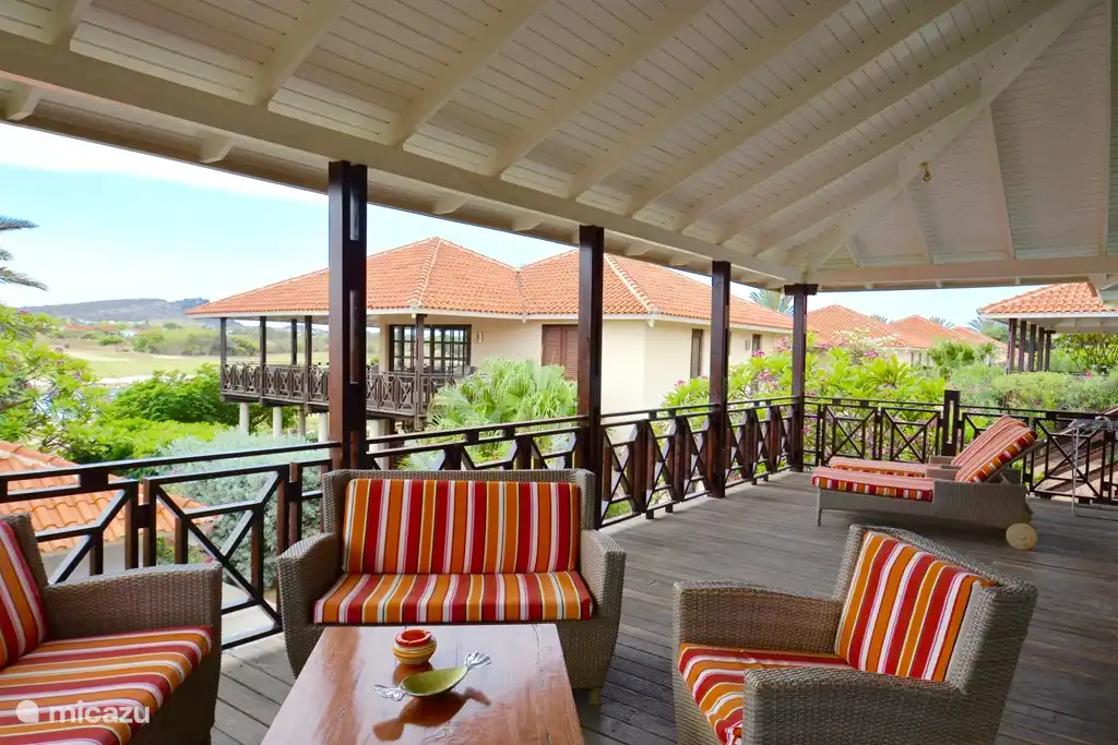 From the veranda of Villa 5 you look at the flamingo lake!