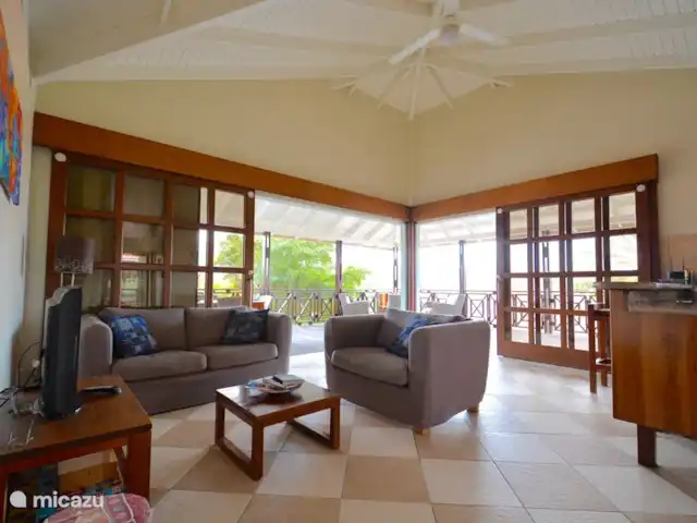 Villa XXL sur la plage de Blue Bay | Curaçao, Curaçao-Centre, Blue Bay - villa En ouvrant les portes coulissantes, le salon et la véranda deviennent un tout !
