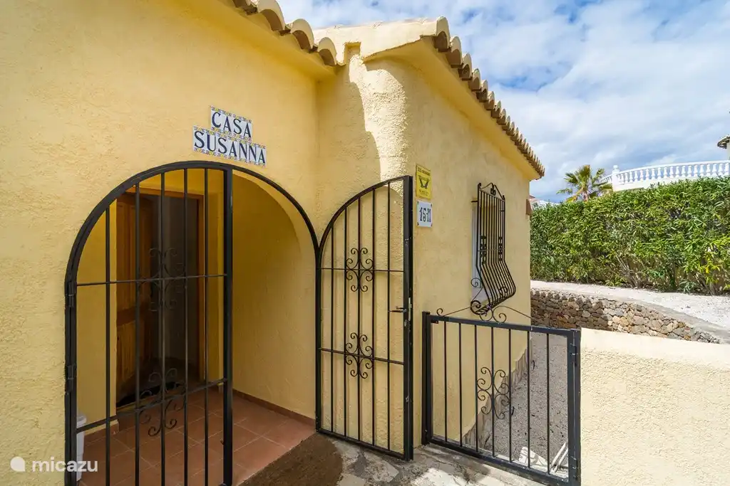 Puerta de entrada y puerta principal