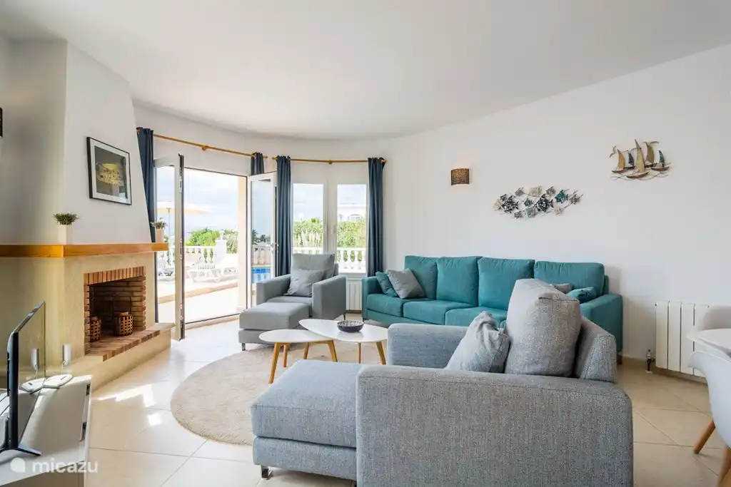 Sala de estar con sofá para 4 personas